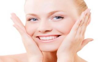 Ismerd meg ezt az újfajta kezelést, a tű nélküli mezoterápiát, amely az aktív bőrfiatalító hatóanyagokat a bőr mélyebb rétegébe és zsírsejtekbe juttatja be. Ezen kezelés során „tiszta kozmetikai botulin toxint” juttat a kozmetikus szakember be a bőrbe ultrahang segítségével, melynek hatására az arcbőr megfiatalodik. A kezelés csak krémekkel, illetve a fiatalságot segítő hatóanyagokkal történik, ezért hívják botox hatásúnak, de ez nem egyenlő a bőrbe